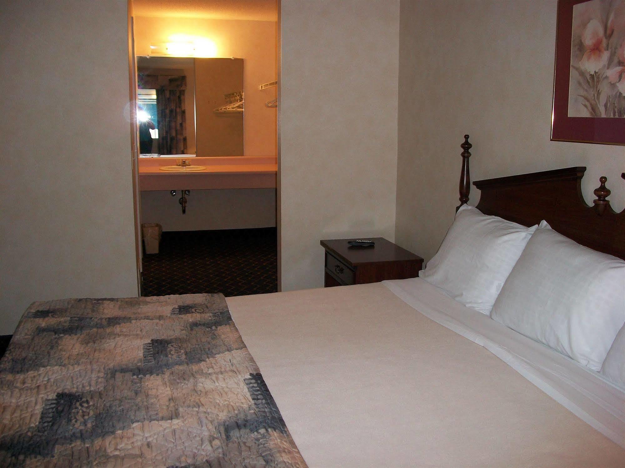 Regency Inn & Suites West Springfield Exteriér fotografie